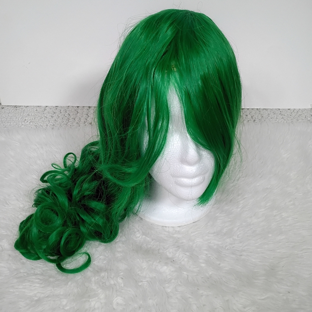 NWOT Long Vibrant Emerald Green Women's Wig With Bangs And Curly Ends